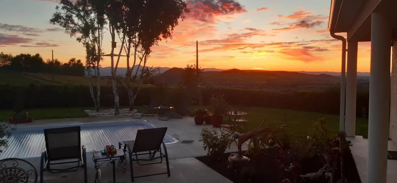 Homestay La Cle Des Anges Avec Piscine Chauffee Apartment Egliseneuve-pres-Billom France