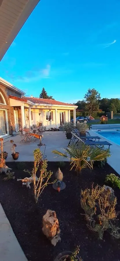 La Cle Des Anges Avec Piscine Chauffee Apartment Egliseneuve-pres-Billom 0*,